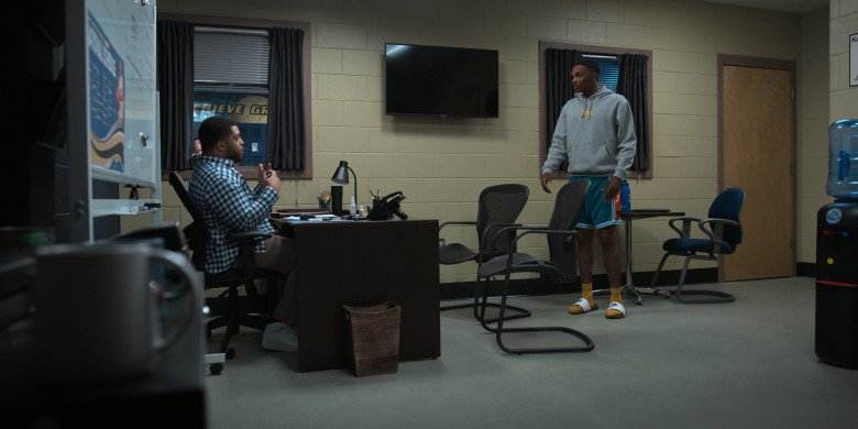 Nike Slippers in Swagger S02E02 "18" (2023) - 381934