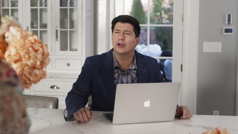 Apple MacBook Laptops in The Other Two S03E10 "Brooke & Cary & Curtis & Lance" (2023) - 381620