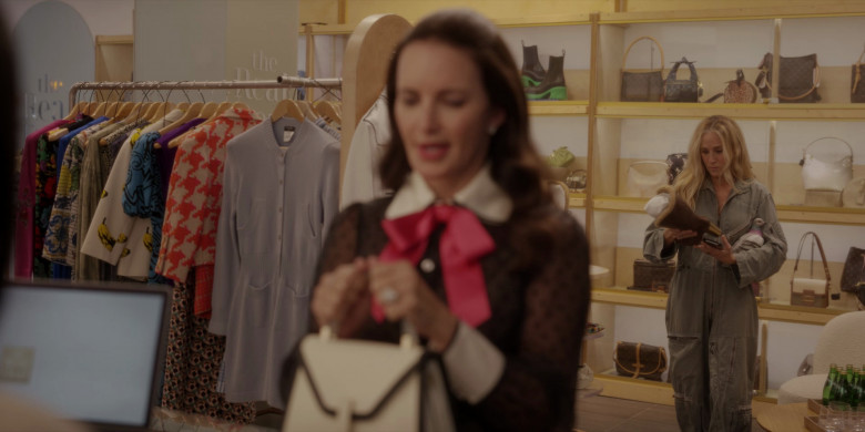 Louis Vuitton Bags in And Just Like That... S02E02 "The Real Deal" (2023) - 381012