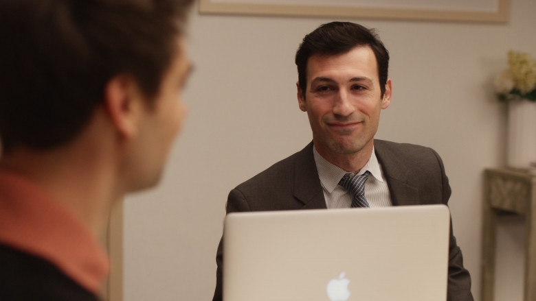 Apple MacBook Laptops in The Other Two S03E09 "Cary Pays Off His Student Loans" (2023) - 381075
