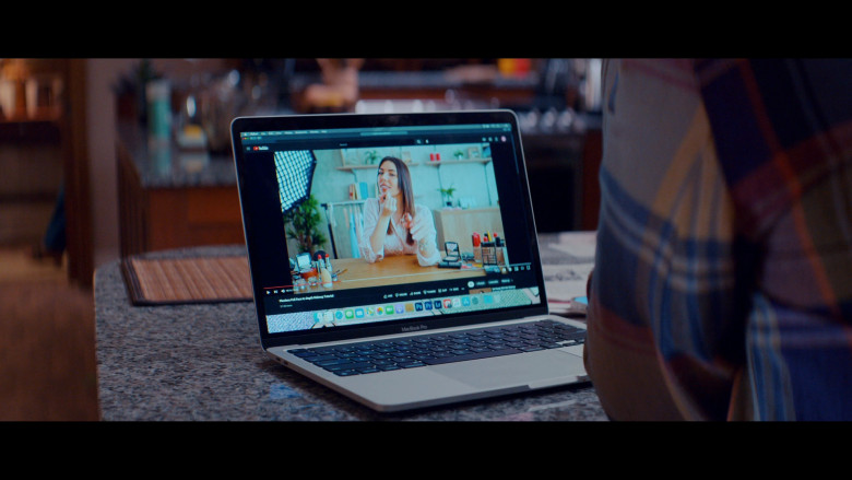 Youtube Website, Apple MacBook, MacOS, Adobe Applications in Glamorous S01E03 "Back of the Line" (2023) - 380496