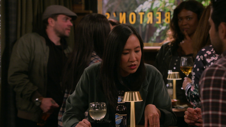 Blue Moon Beer in How I Met Your Father S02E16 "The Jersey Connection" (2023) - 379895