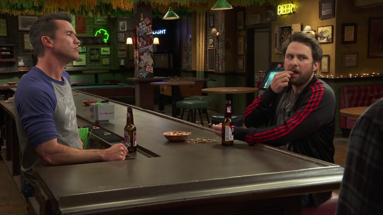 Pabst Blue Ribbon Beer In It's Always Sunny In Philadelphia S16E02