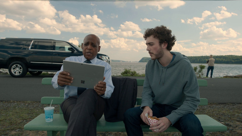 Microsoft Surface Tablet in Manifest S04E16 "Furball" (2023) - 375865