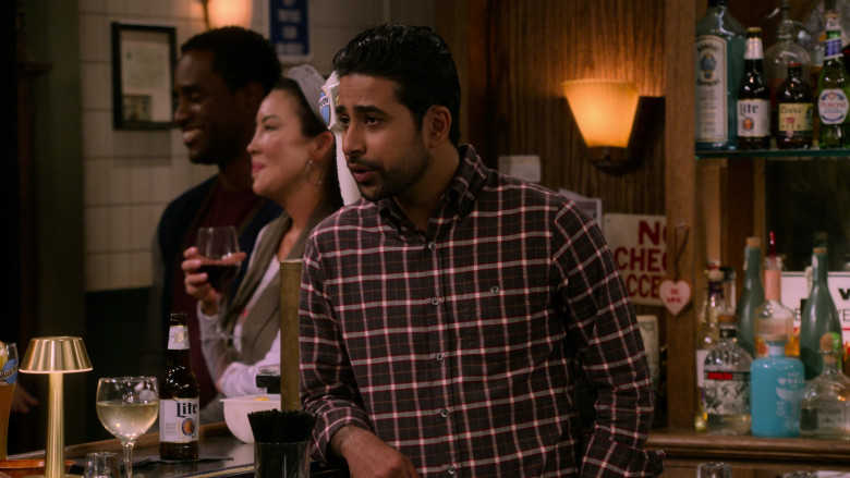 Blue Moon, Miller Lite, Bombay Sapphire Gin, Coors Banquet, Peroni Beer, Espolon Tequila, Gray Whale Gin, Patron Tequila in How I Met Your Father S02E16 "The Jersey Connection" (2023) - 379902