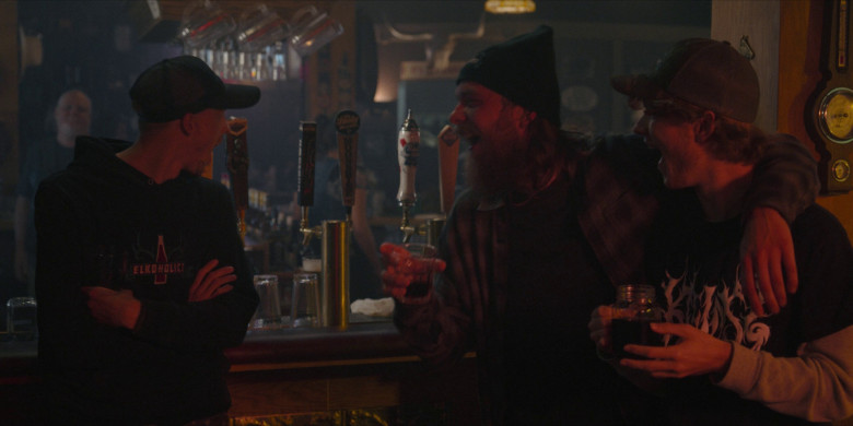 Ole Smoky Moonshine and Pabst Blue Ribbon Beer in Joe Pickett S02E03 "Stop the Slaughter" (2023) - 378587