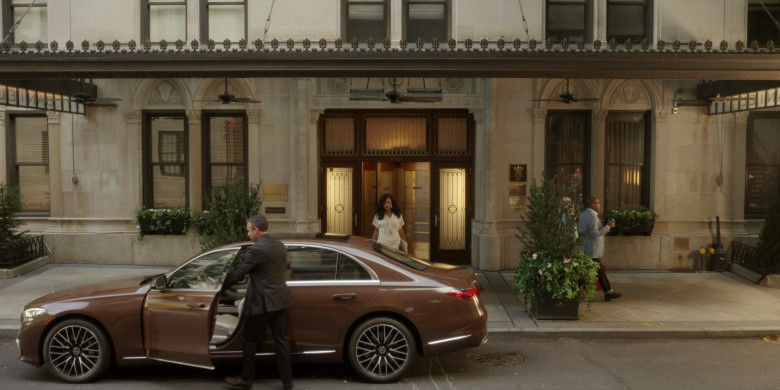 Mercedes-Benz S-Class Brown Car in And Just Like That... S02E01 "Met Cute" (2023) - 380926