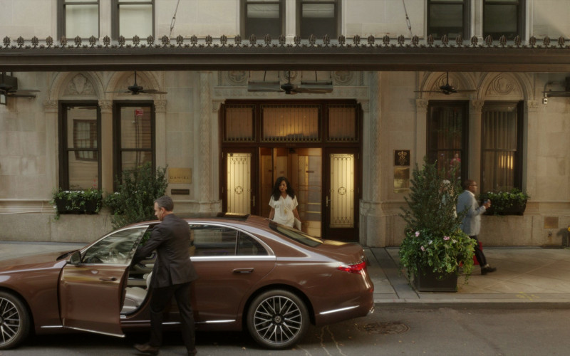 Mercedes-Benz S-Class Brown Car in And Just Like That... S02E01 "Met Cute" (2023)