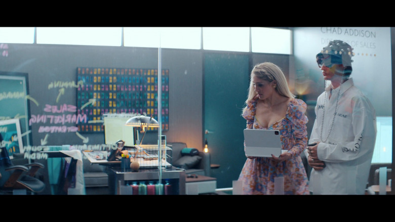 Apple iPad Tablets in Glamorous S01E04 "Cash Only" (2023) - 380507