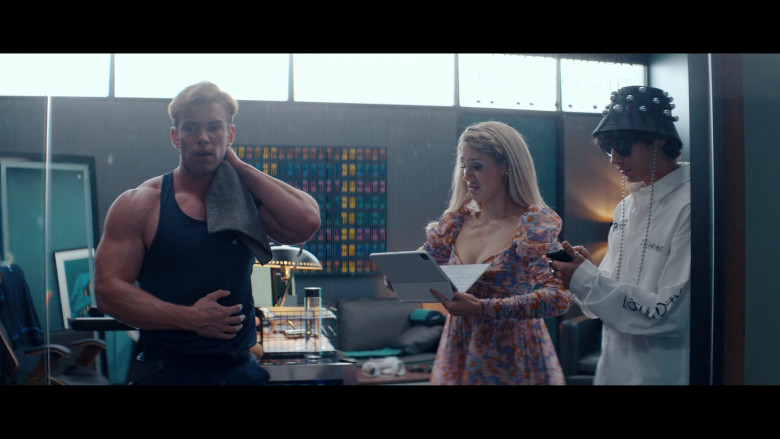 Apple iPad Tablets in Glamorous S01E04 "Cash Only" (2023) - 380508