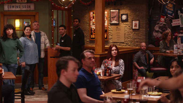 Applebee's Neighborhood Grill + Bar in The Other Two S03E10 "Brooke & Cary & Curtis & Lance" (2023) - 381625