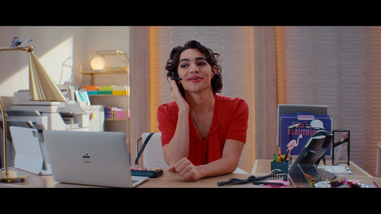 Apple iPad and MacBook of Miss Benny as Marco Meija in Glamorous S01E07 "I Don't Care Who You Know" (2023) - 380677