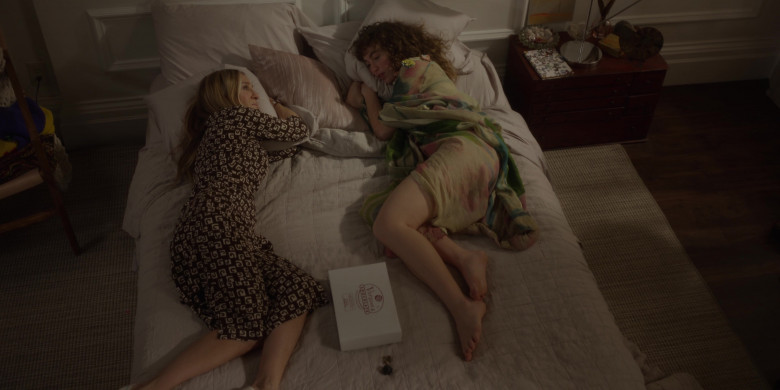Varsano's Chocolate Enjoyed by Sarah Jessica Parker as Carrie Bradshaw and Katerina Tannenbaum as Lisette Alee in And Just Like That... S02E03 "Chapter Three" (2023) - 381819
