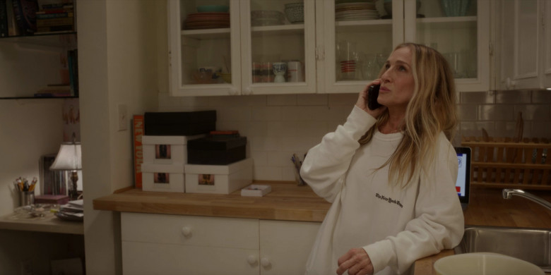The New York Times Sweatshirt of Sarah Jessica Parker as Carrie Bradshaw in And Just Like That... S02E01 "Met Cute" (2023) - 380957