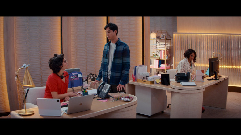 Apple iPad and MacBook of Miss Benny as Marco Meija in Glamorous S01E07 "I Don't Care Who You Know" (2023) - 380679