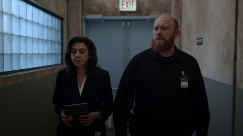 Apple iPad Tablet in Manifest S04E13 "Ghost Plane" (2023) - 375817