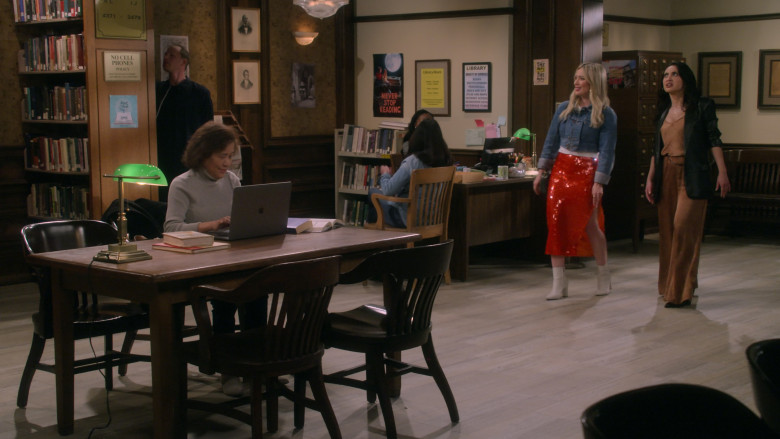 Apple MacBook Laptops in How I Met Your Father S02E17 "Out of Sync" (2023) - 381379