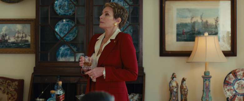 Johnnie Walker Red Label Whisky Enjoyed by Kim Cattrall as Tigger in About My Father (2023) - 379352
