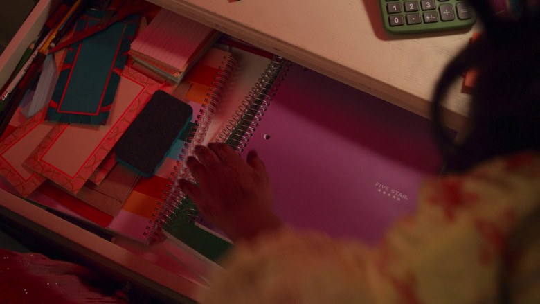 Five Star Spiral Notebook in Never Have I Ever S04E10 "...said goodbye" (2023) - 377714