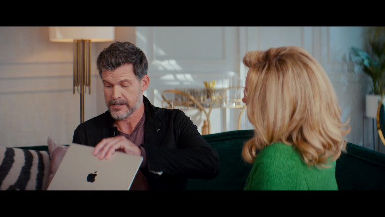 Apple MacBook Laptops in Glamorous S01E07 "I Don't Care Who You Know" (2023) - 380692