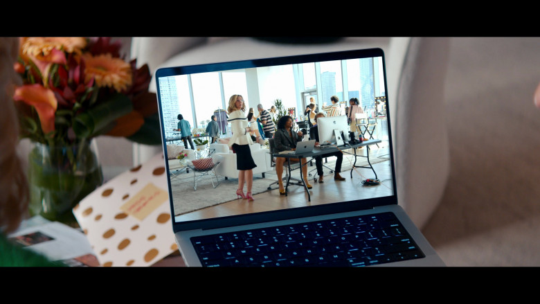 Apple MacBook and iMac in Glamorous S01E07 "I Don't Care Who You Know" (2023) - 380688