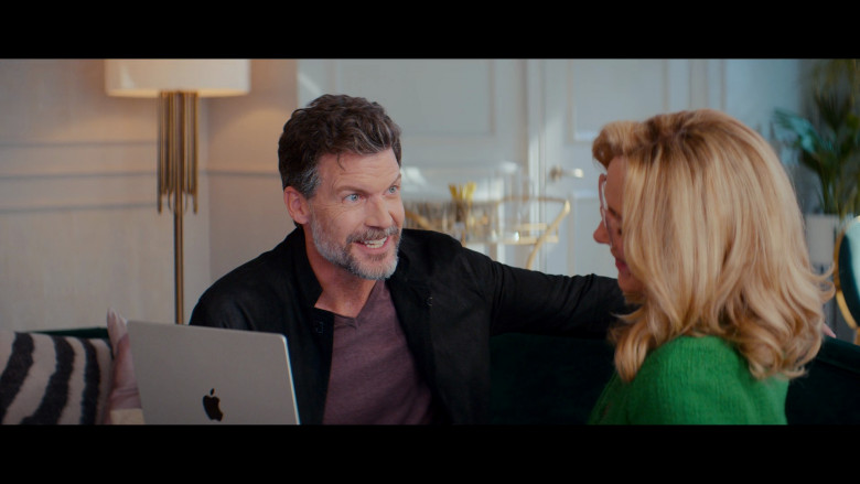 Apple MacBook Laptops in Glamorous S01E07 "I Don't Care Who You Know" (2023) - 380693