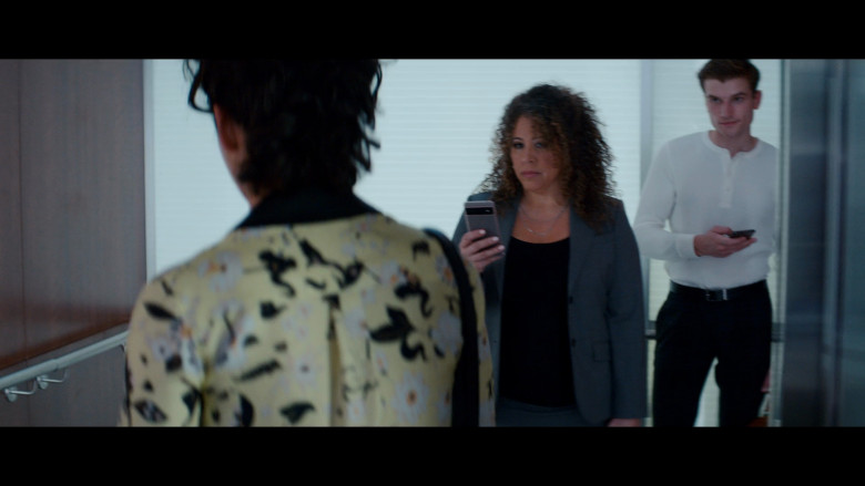Google Pixel Smartphone of Diana Maria Riva as Julia in Glamorous S01E05 "I Cannot Accommodate You" (2023) - 380578