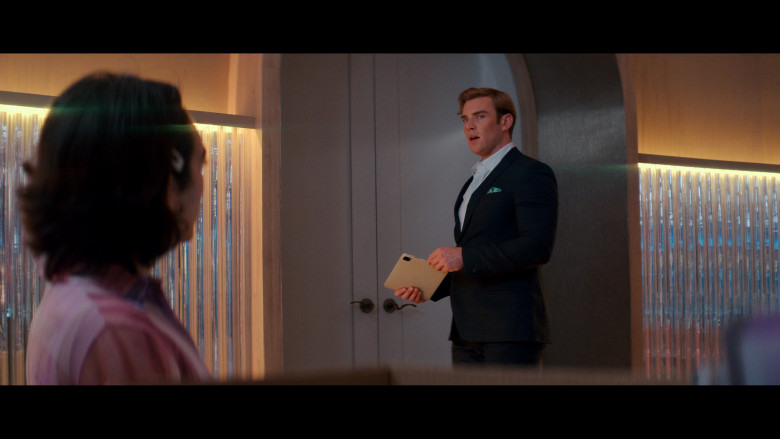 Apple iPad Tablet in Glamorous S01E10 "Tip the Girls" (2023) - 380793