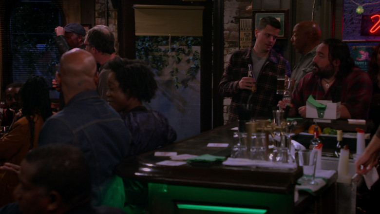 Miller High Life and Sol Beer in How I Met Your Father S02E16 "The Jersey Connection" (2023) - 379918