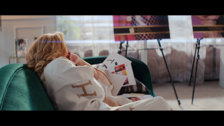 Hermes Blanket of Kim Cattrall as Madolyn Addison in Glamorous S01E06 "We Are at Capacity" (2023) - 380634
