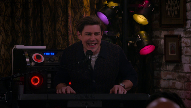 Yamaha Keyboard in How I Met Your Father S02E16 "The Jersey Connection" (2023) - 379956