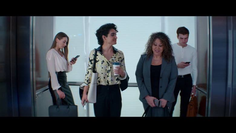 Google Pixel Smartphone of Diana Maria Riva as Julia in Glamorous S01E05 "I Cannot Accommodate You" (2023) - 380579