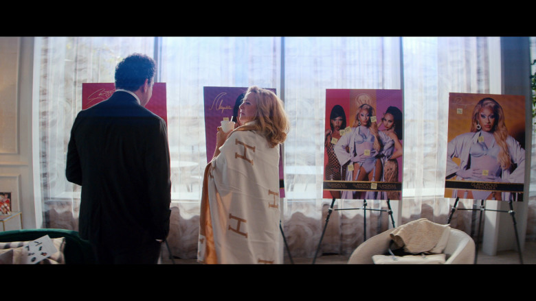 Hermes Blanket of Kim Cattrall as Madolyn Addison in Glamorous S01E06 "We Are at Capacity" (2023) - 380635