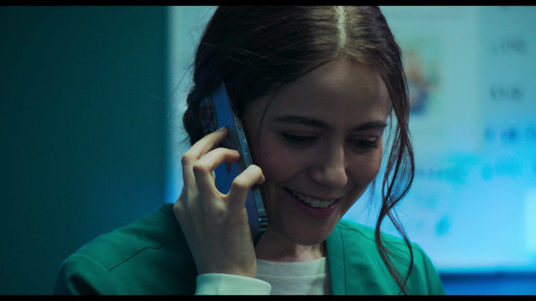 Apple iPhone Smartphone of Molly Gordon as Claire in The Bear S02E03 "Sundae" (2023) - 380172