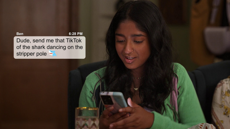 TikTok Social Network in Never Have I Ever S04E08 "...set my mom up" (2023) - 377682