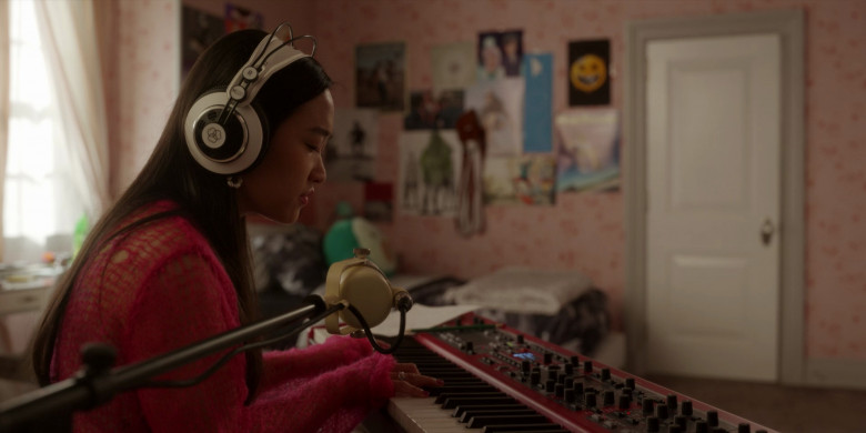 AKG M220 Pro Studio Headphones in And Just Like That... S02E02 "The Real Deal" (2023) - 380963