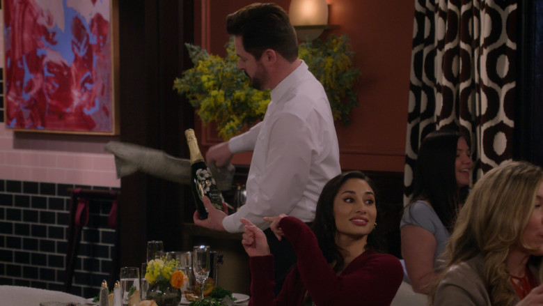 Perrier-Jouët Champagne in How I Met Your Father S02E17 "Out of Sync" (2023) - 381435