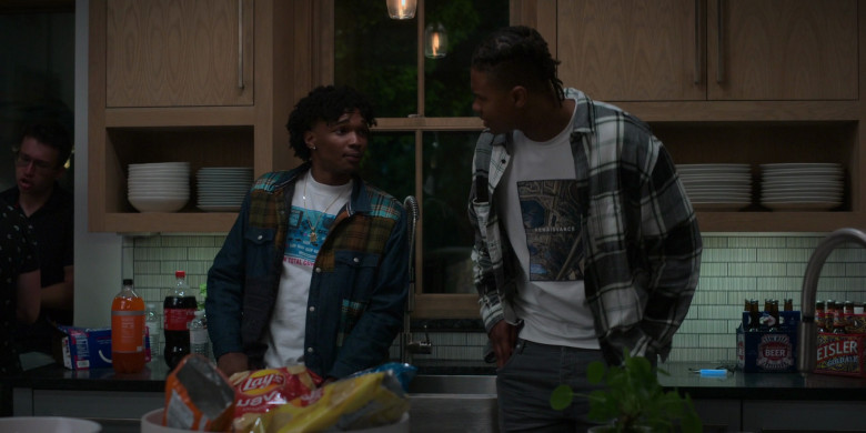 Bubly Water, Coca-Cola and Lay's Chips in Swagger S02E01 "The World Ain't Ready" (2023) - 381213