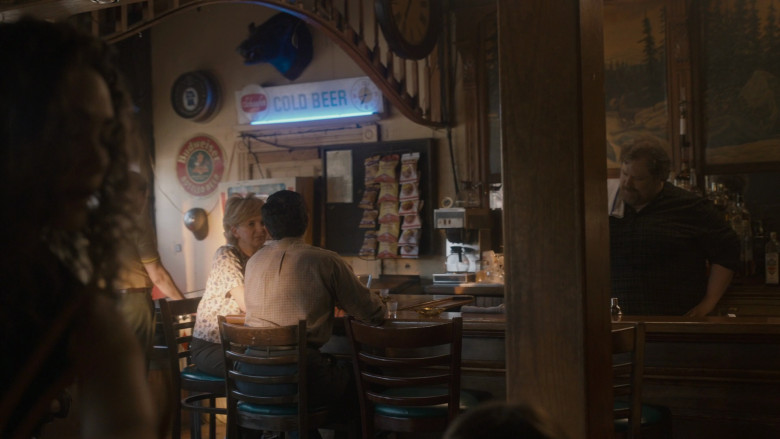 Pabst Blue Ribbon, Budweiser and Schaefer Beer Signs in The Crowded Room S01E05 "Savior" (2023) - 381322