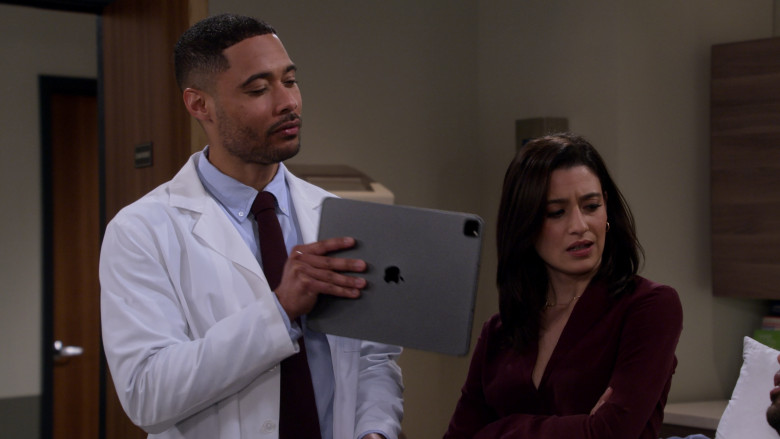 Apple iPad Tablet in How I Met Your Father S02E15 "Working Girls" (2023) - 378904