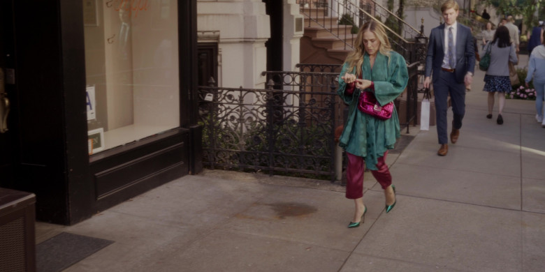 Fendi Bag of Sarah Jessica Parker as Carrie Bradshaw in And Just Like That... S02E03 "Chapter Three" (2023) - 381746