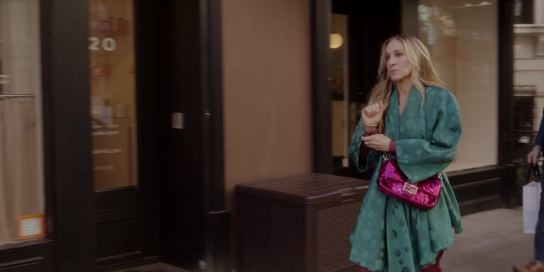 Fendi Bag of Sarah Jessica Parker as Carrie Bradshaw in And Just Like That... S02E03 "Chapter Three" (2023) - 381747
