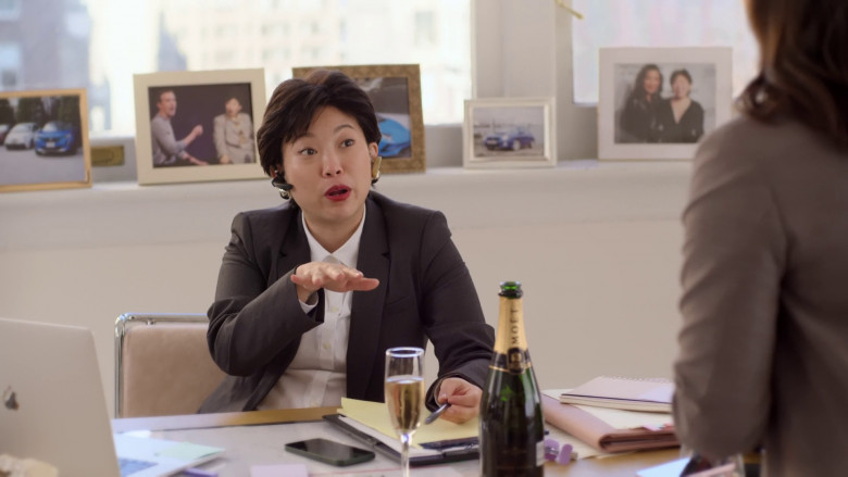 Apple MacBook and Moet Champagne in Awkwafina Is Nora From Queens S03E06 "Car Fished" (2023) - 375601