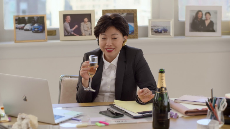 Apple MacBook and Moet Champagne in Awkwafina Is Nora From Queens S03E06 "Car Fished" (2023) - 375602