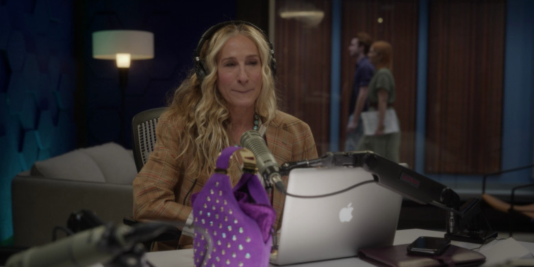 Apple MacBook Laptop in And Just Like That... S02E01 "Met Cute" (2023) - 380915