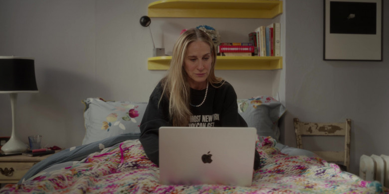 Apple MacBook Laptops in And Just Like That... S02E07 "February 14th" (2023) - 385664