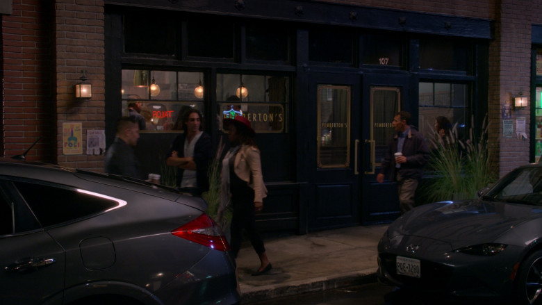 Mazda Car in How I Met Your Father S02E18 "Parent Trap" (2023) - 382202