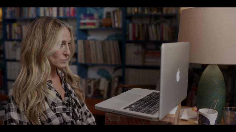 Apple MacBook Laptops in And Just Like That... S02E06 "Bomb Cyclone" (2023) - 384811