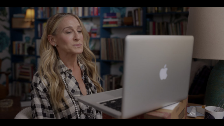 Apple MacBook Laptops in And Just Like That... S02E06 "Bomb Cyclone" (2023) - 384812