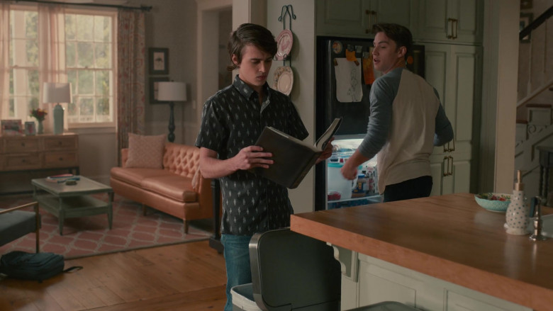 Farmland Milk (in the Refrigerator) in Sweet Magnolias S03E09 "A Game of Telephone" (2023) - 384779